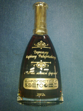 Надпись золотая на коньяке