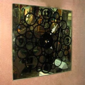 Зеркало с часами