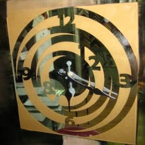 Зеркало с часами