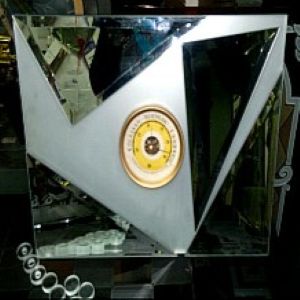 Зеркало с часами