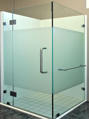Прозрачные и матовые душевые кабины из стекла