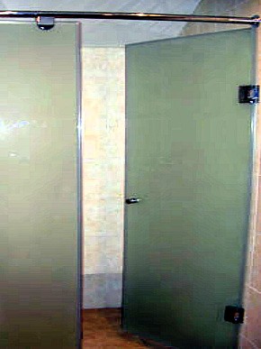 Прозрачные и матовые душевые кабины из стекла