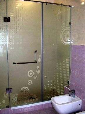 Стеклянные душевые кабины с матовым рисунком