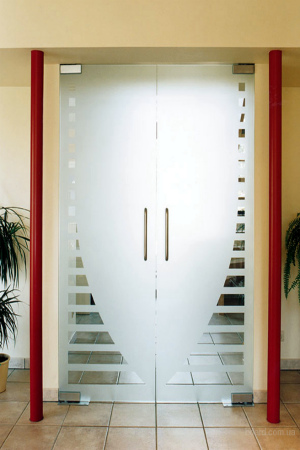 Стеклянные двери распашные.