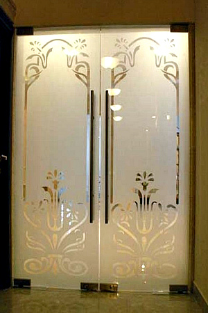 Стеклянные двери распашные.