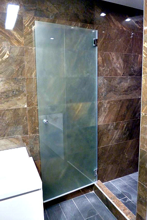 Стеклянные двери для ванной и душевой..