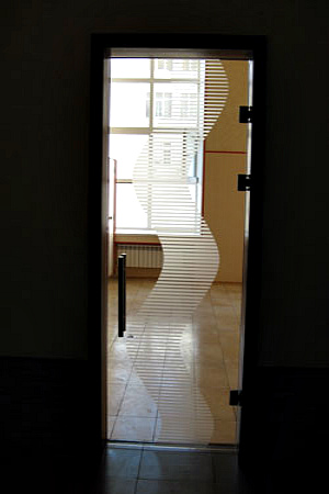 Стеклянные двери с рисунком.