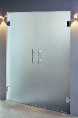 Стеклянные двери распашные.