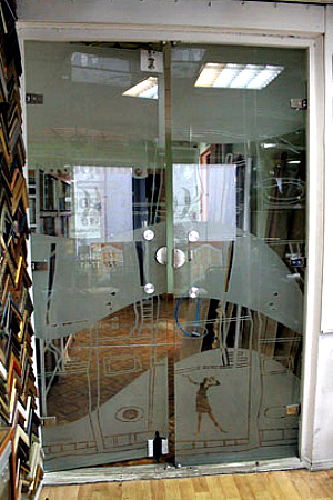 Стеклянные двери распашные.