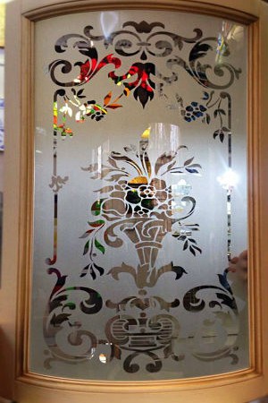 Стекло в кухонных и мебельных фасадах.