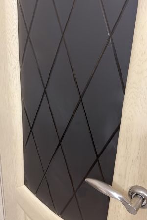 Алмазная гарнь  на стекле в двери