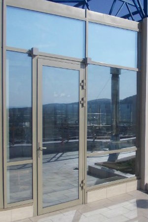 Стекла для уличных и межкомнатных дверей