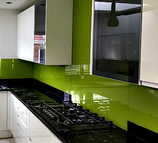 Фартук на кухню из стекла с покраской.