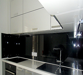 Фартук на кухню из стекла с пленкой.