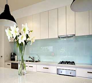 Фартук на кухню из стекла с покраской