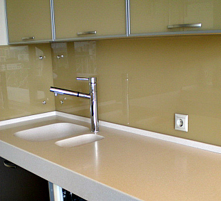 Фартук на кухню из стекла с покраской