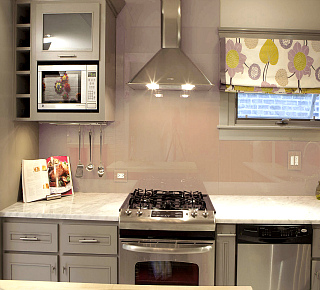 Фартук на кухню из стекла с пленкой.