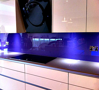 Фартук на кухню из стекла с покраской