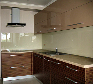 Фартук на кухню из стекла с пленкой.