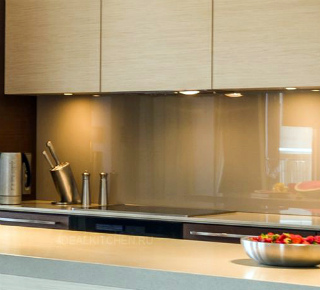 Фартук на кухню из стекла с покраской