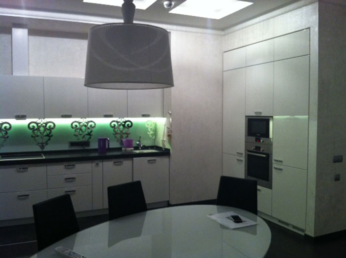 Фартуки для кухни из стекла