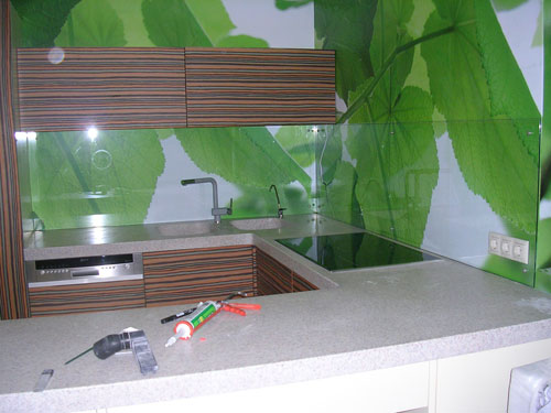 Фартуки для кухни из стекла