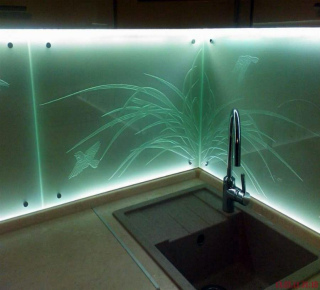 Стеклянные фартуки.