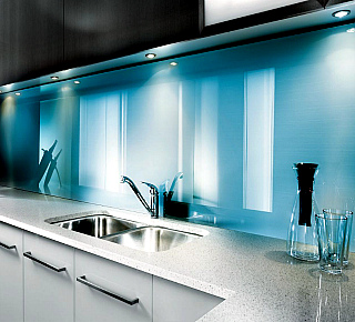 Фартук на кухню из стекла с покраской