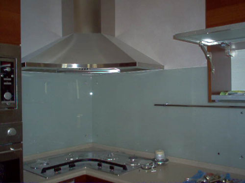 Фартуки для кухни из стекла