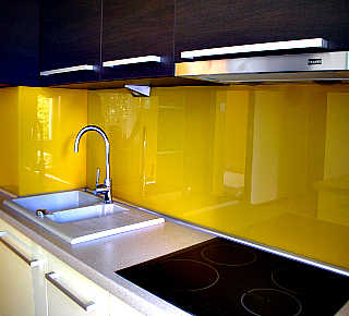 Фартук на кухню из стекла с пленкой.