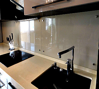 Фартук на кухню из стекла с покраской