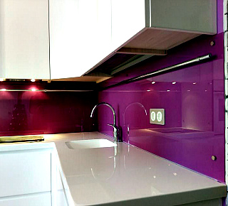 Фартук на кухню из стекла с пленкой.