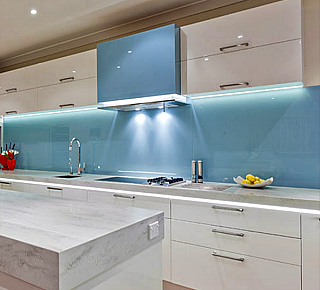 Фартук на кухню из стекла с покраской