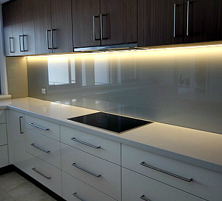 Фартук на кухню из стекла с покраской