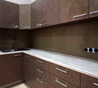 Фартук на кухню из стекла с пленкой.