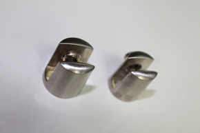 Полкодержатели для стеклянных полок.