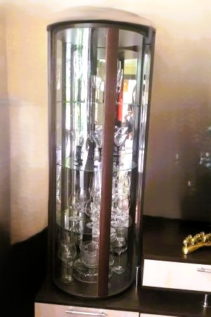 Гнутые стекла для витрин