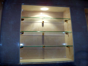 Стеклянные полки в нишу