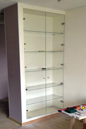 Стеклянные полки с дверцами