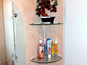 Стеклянные полки в ванную комнату