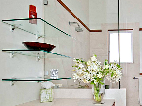 Стеклянные полки в ванную комнату