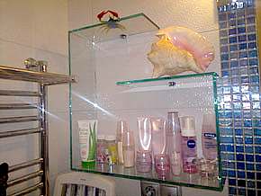 Полка из прозрачного стекла лесенка