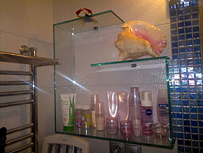 Стеклянные полки в ванную комнату