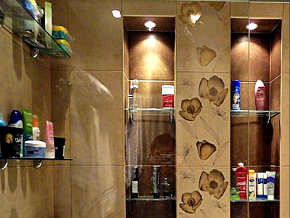 Стеклянные полки в ванную комнату