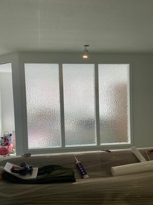 Стекло узорчатое Атлантик в перегородке