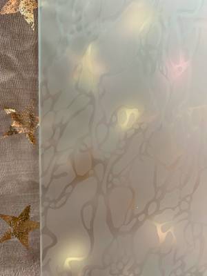 Деокративное стекло на заказ Дельта матовое 