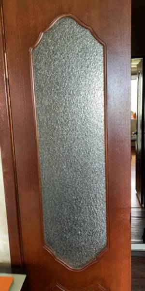 В межкомнатной двери стекло Диамант