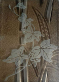 Пескоструйный рисунок на рифленом стекле.