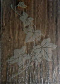 Пескоструйный рисунок на рифленом стекле.