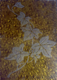 Пескоструйный рисунок на рифленом стекле.